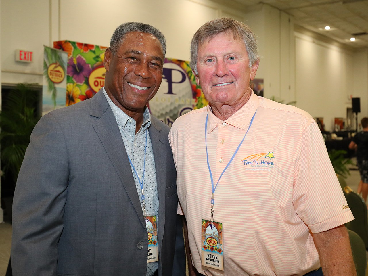 Coach Steve Spurrier and Nat Moore catch up at the Pilot Dinner